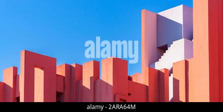 Calpe, Spanien, 01. Januar 2020: La Muralla Roja Gebäude, Rote Wand Gebäude in Calpe, Spanien Stockfoto