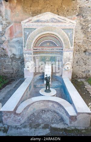 Mosaikbrunnen im Hof eines alten Hauses in der römischen Stadt Pompeji, Italien. Stockfoto