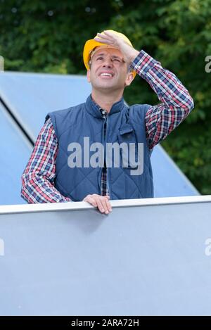 Techniker überprüft die Wartung der Solaranlage Stockfoto