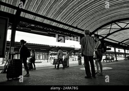 Wartende Menschen, Bahnsteig, Colmar, Grand EST, Alsace, Frankreich, Europa Stockfoto