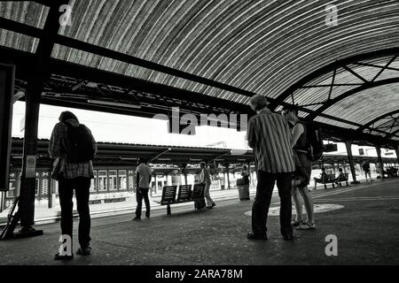 Wartende Menschen, Bahnsteig, Colmar, Grand EST, Alsace, Frankreich, Europa Stockfoto