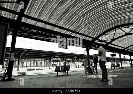 Wartende Menschen, Bahnsteig, Colmar, Grand EST, Alsace, Frankreich, Europa Stockfoto