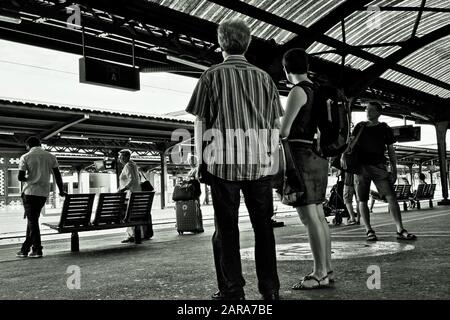 Wartende Menschen, Bahnsteig, Colmar, Grand EST, Alsace, Frankreich, Europa Stockfoto