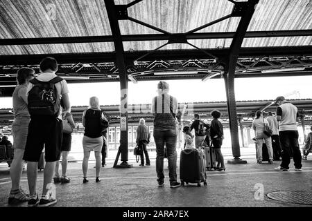 Wartende Menschen, Bahnsteig, Colmar, Grand EST, Alsace, Frankreich, Europa Stockfoto