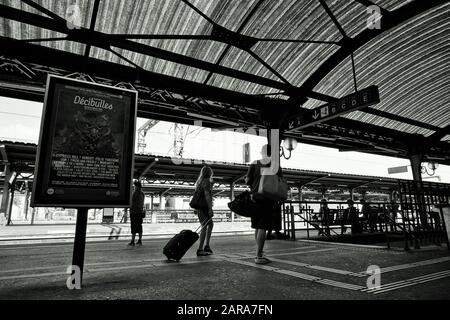 Wartende Menschen, Bahnsteig, Colmar, Grand EST, Alsace, Frankreich, Europa Stockfoto