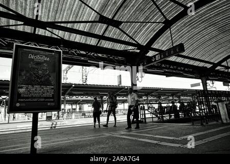 Wartende Menschen, Bahnsteig, Colmar, Grand EST, Alsace, Frankreich, Europa Stockfoto