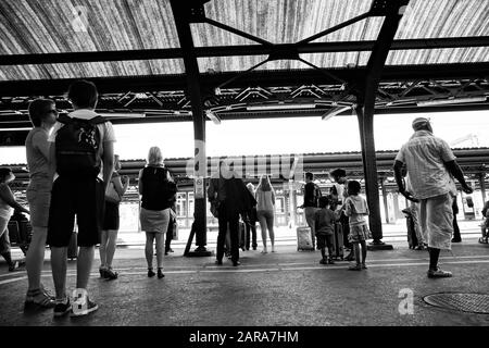 Wartende Menschen, Bahnsteig, Colmar, Grand EST, Alsace, Frankreich, Europa Stockfoto