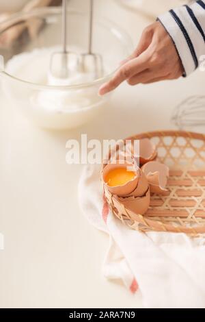 Mischen weiß ei Sahne in der Schüssel mit Motor Mixer, backen Kuchen Stockfoto