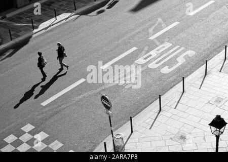 Luftleute, die auf der Straße spazieren, lange Schatten, Paris, Frankreich, Europa Stockfoto