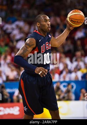 Datei: 27. Januar 2020. Hubschrauberabsturz: Kobe BRYANT ist tot. Archivfoto: Peking, China.16. August 2008.Kobe BRYANT, USA, Action, Spanien - USA - ESP - USA 82: 119, 82-19, Basketball-Vorrunde Gruppe B der Männer, - Olympische Spiele 2008 in Peking Peking China 16.08.2008; Olympischen Sommerspielen 2008 in Peking vom 08.08. Bis 24.08.2008 in Peking/Volksrepublik China; weltweite Nutzung Credit: Dpa/Alamy Live News Stockfoto