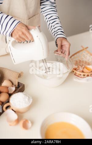 Küche mixer Sahne Pudding Teig Schneebesen schnell dreht. Stockfoto