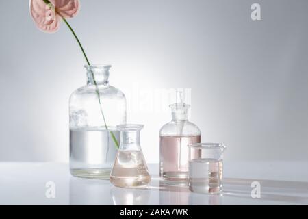 Schöne Komposition mit Parfüm Proben und Blumen auf dem Tisch Stockfoto