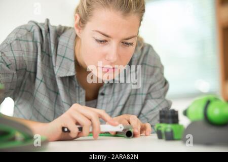 Frauen, die ein pvc-Rohr schneiden Stockfoto