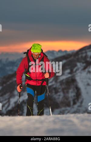 Skitouren bergauf auf auf den alpen bei Sonnenuntergang Stockfoto