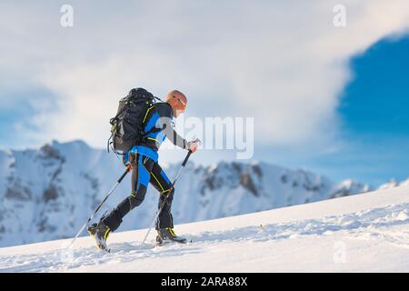 Skibergsteigen in Aktion mit Robbenhäuten Stockfoto