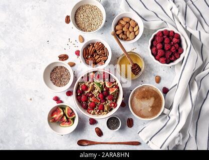 gesundes Frühstück mit Joghurt und Müsli Stockfoto