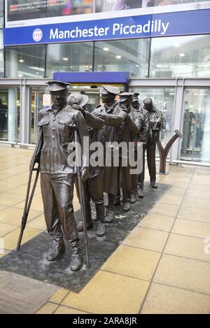 Sieg Über Die Blindheitsstatue, vor der Station Manchester Piccadilly von Johanna Domke-Guyot.Remembering an die heimkehrenden blinden Veteranen des Ersten Worl Stockfoto