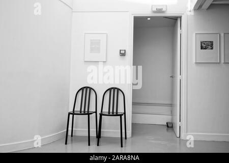 Zwei Designer-Stühle, Henri Cartier Bresson Museum, Paris, Frankreich, Europa Stockfoto