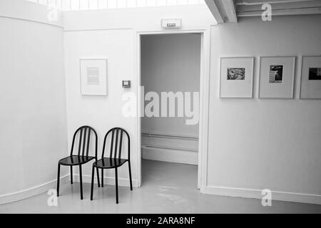 Zwei Designer-Stühle, Henri Cartier Bresson Museum, Paris, Frankreich, Europa Stockfoto