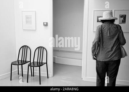 Frau mit Hutschau, zwei Designer-Stühlen, Henri Cartier Bresson Museum, Paris, Frankreich, Europa Stockfoto