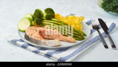 Gesundes Essen, gedünsteter Lachs mit gedünstetem Gemüse. Stockfoto