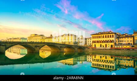 Florenz, Ponte alla Carraia mittelalterliche Brücke Wahrzeichen an Arno bei Sonnenuntergang. Toskana, Italien. Stockfoto