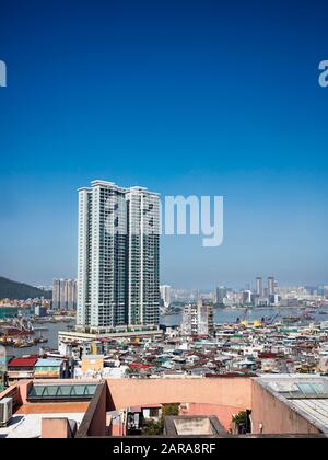 Erhöhter Blick auf Macau vom Penha-Hügel mit Zhuhai-Stadt im Hintergrund. Macau, China. Stockfoto