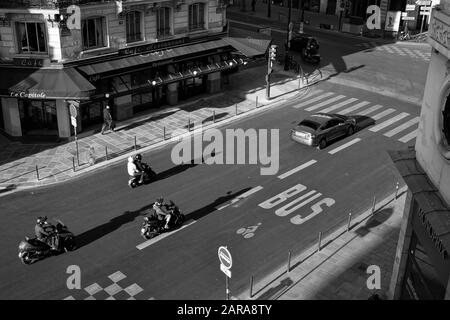 Luft aus Fahrrad und Auto auf der Straße, Langschatten, Paris, Frankreich, Europa Stockfoto