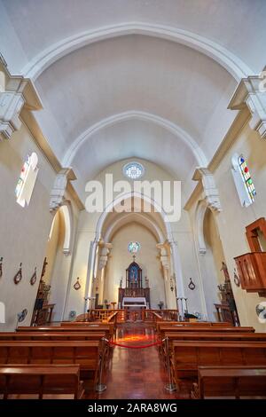 Innenansicht der Kirche Unserer Lieben Frau von Penha (erbaut 1622 und fast vollständig umgebaut 1935) auf der Penha Hil. Macau, China. Stockfoto