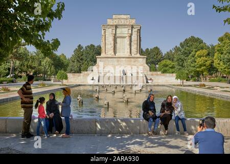 Juni 2017 das Grab des Dichters Firdausi (Abu l-Qasem-e Ferdousi) in der Stadt Ües bei Mashhad im Iran eingenommen. Er ist Autor des monumentalen Schahnamens (deutsch "Buch der Könige"), das rund 60.000 Verse umfasst, des Nationalepos der persischsprachigen Welt. Weltweite Verwendung Stockfoto