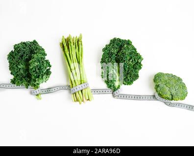 Kreative Gestaltung Grünkohl mit Maßband, Konzept Ernährung, gesunde Lebensweise, Ernährung, Vegetarische, Ansicht von oben Stockfoto