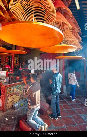 Menschen, die im buddhistischen Pavillon Zhengjiao Chanlin im TEMPEL A-Ma beten. Macau, China. Stockfoto