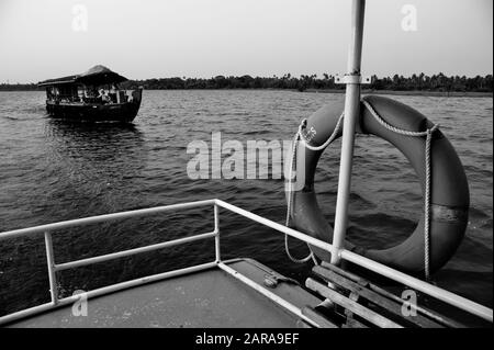 Boot und Rettungsring, Vembanad Lake, Kumarakom, Kottayam, Kerala, Indien, Asien Stockfoto