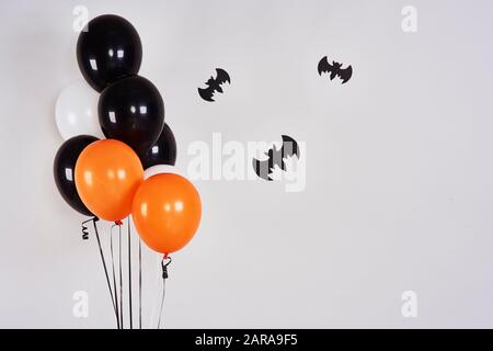 Halloween Banner mit Fledermäusen und Ballons Stockfoto