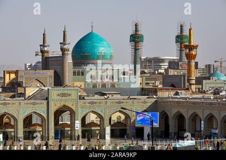 Der Schrein von Imam Reza (Haram-e Motahar-e Razavi) im Zentrum der iranischen Stadt Mashad wurde am 14. Juni 2017 aufgenommen. Mit mehr als 3 Millionen Einwohnern ist die Stadt die zweitgrößte des Landes und ein politisches und religiöses Zentrum, das jährlich von mehr als 20 Millionen Touristen und Pilgern besucht wird. Die Stadt gilt als eine der sieben heiligen Stätten des schiitischen Islams, denn dort ist der heilige Schrein des achten schiitischen Imams Reza die einzige Grabstätte eines schiitischen Imams auf iranischem Boden. Weltweite Verwendung Stockfoto