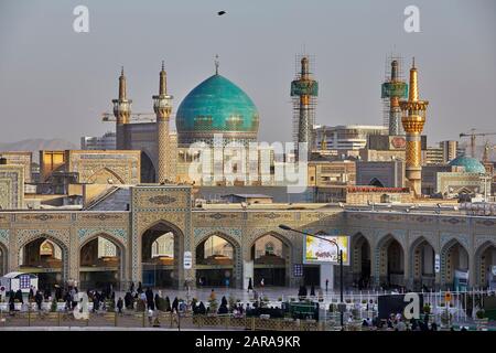 Der Schrein von Imam Reza (Haram-e Motahar-e Razavi) im Zentrum der iranischen Stadt Mashad wurde am 14. Juni 2017 aufgenommen. Mit mehr als 3 Millionen Einwohnern ist die Stadt die zweitgrößte des Landes und ein politisches und religiöses Zentrum, das jährlich von mehr als 20 Millionen Touristen und Pilgern besucht wird. Die Stadt gilt als eine der sieben heiligen Stätten des schiitischen Islams, denn dort ist der heilige Schrein des achten schiitischen Imams Reza die einzige Grabstätte eines schiitischen Imams auf iranischem Boden. Weltweite Verwendung Stockfoto