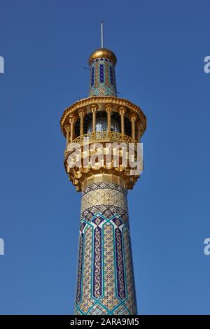 Juni 2017 ein Minarett am Schrein von Imam Reza (Haram-e Motahar-e Razavi) im Zentrum der iranischen Stadt Mashad. Mit mehr als 3 Millionen Einwohnern ist die Stadt die zweitgrößte des Landes und ein politisches und religiöses Zentrum, das jährlich von mehr als 20 Millionen Touristen und Pilgern besucht wird. Die Stadt gilt als eine der sieben heiligen Stätten des schiitischen Islams, denn dort ist der heilige Schrein des achten schiitischen Imams Reza die einzige Grabstätte eines schiitischen Imams auf iranischem Boden. Weltweite Verwendung Stockfoto