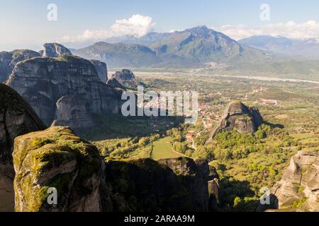 Kalabaka, Griechenland. Die schwarzen Felsen von Meteora und der Stadt Kalabaka, wie sie vom Kloster St. Stephanus aus zu sehen sind Stockfoto