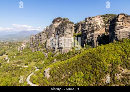 Kalabaka, Griechenland. Die schwarzen Felsen von Meteora und der Stadt Kalabaka, wie sie vom Kloster St. Stephanus aus zu sehen sind Stockfoto