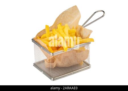 Pommes frites werden in einem metallischen, auf weißem Hintergrund isolierten Frittierkorb serviert Stockfoto