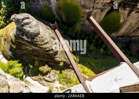 Meteora, Griechenland. Der Korbkranz des Klosters der Heiligen Dreifaltigkeit (Agios Triados) in den Felsen bei Meteora in Kalambaka Stockfoto