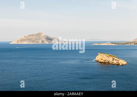 Sounion, Griechenland. Blick auf das Meer vom Kap Sounion, einem Vorgebirge an der südlichsten Spitze der attischen Halbinsel Stockfoto