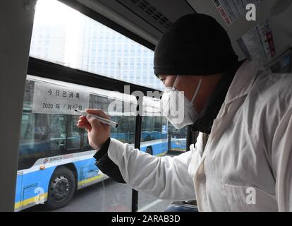 (200127) -- PEKING, 27. Januar 2020 (Xinhua) -- EIN Mitarbeiter markiert die Desinfektionszeit in einem Bus an einem Busbahnhof in Peking, der Hauptstadt Chinas, 27. Januar 2020. Die Beijing Public Transport Corporation hat Maßnahmen ergriffen, wie die Desinfektion von Bussen, die Messung der Temperaturen von Mitarbeitern und die Sicherstellung, dass Mitarbeiter mit Gesichtsmasken arbeiten, um die Ausbreitung des neuartigen Coronavirus zu verhindern. (Xinhua/Ren Chao) Stockfoto