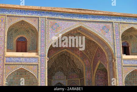 Bunte Mosaikmuster und architektonische Details an einem Tor in Shiraz, Stockfoto