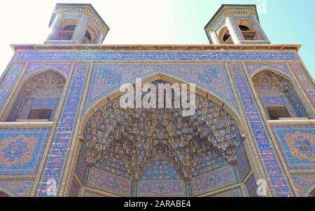 Bunte Mosaikmuster und architektonische Details am Tor der Nasir Al-Mulk-Moschee in Shiraz, Stockfoto