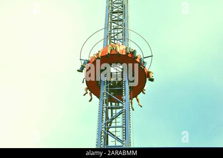 Die Menschen können im Vergnügungspark frei von Turmfahrten fallen Stockfoto