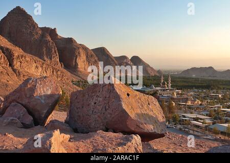 Saheb Zaman Moschee-Friedhof hinter Wüstenbergen und Wald, Kerman Iran Stockfoto