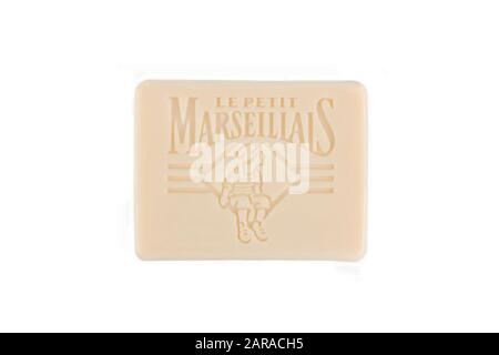 Krasnodar, Russland - 18. Januar 2020: Soap mit Le petit marseille Logo des französischen Kosmetikunternehmens, Draufsicht Nahaufnahme auf weißem Hintergrund Stockfoto