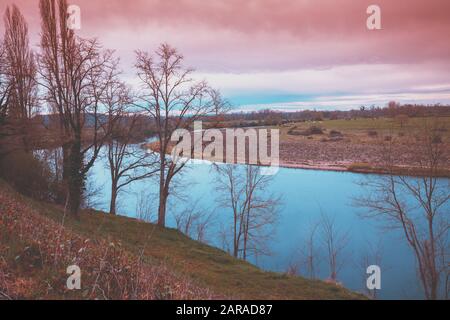 Ländliche Landschaft. Fluss mit steilem Ufer im Herbst. Schöne Natur