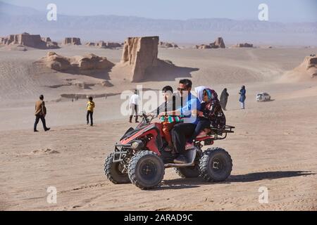 Bei Kerman, Iran. Dez. 2017. Quad-Biking in der Wüste Lut (Dascht-e Lut) östlich der Stadt Kerman im Iran, aufgenommen am 01.12.2017. Weltweite Nutzung Credit: Dpa / Alamy Live News Stockfoto